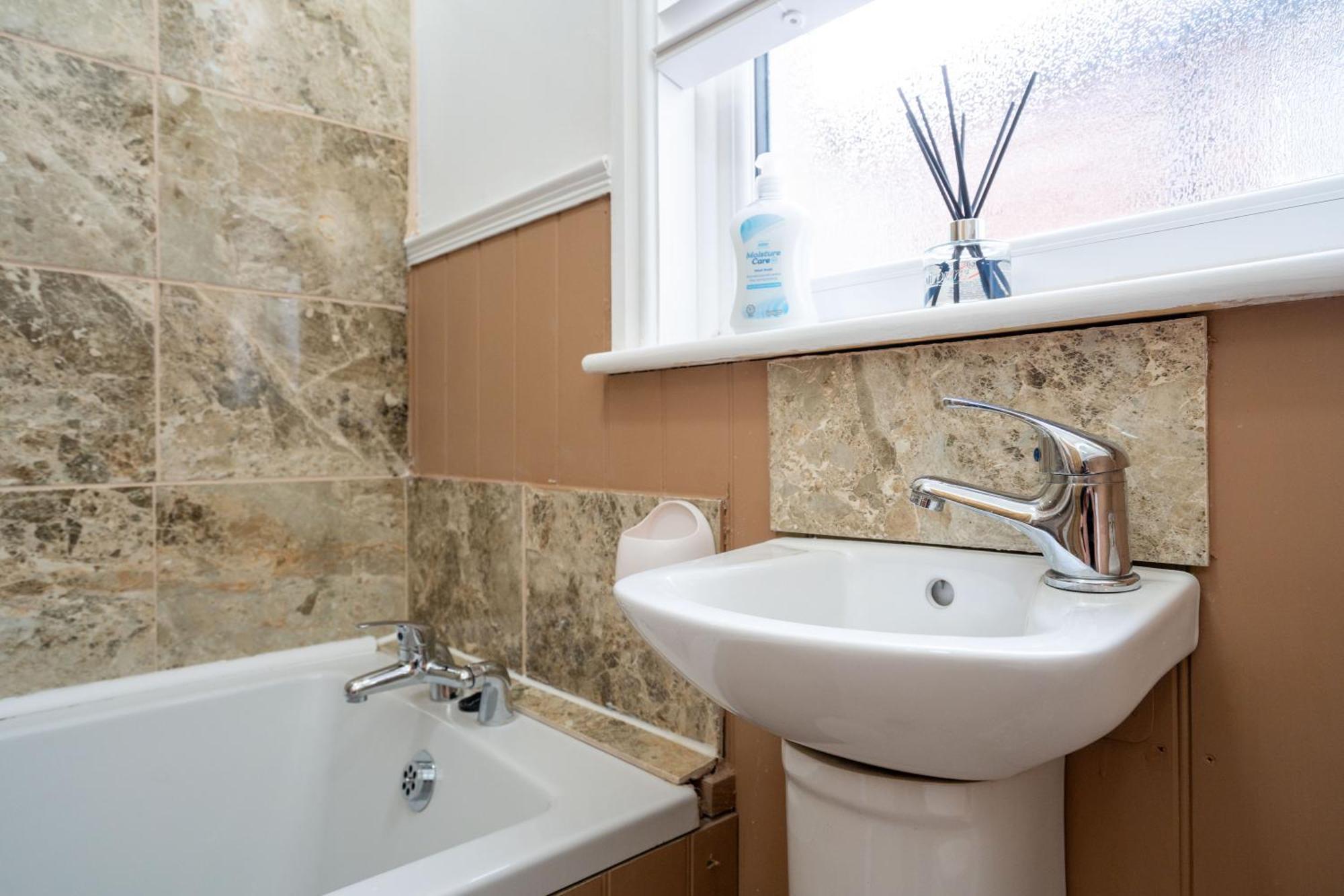 Swiss Haven - Spacious 3 Bedroom House Liverpool Exteriör bild